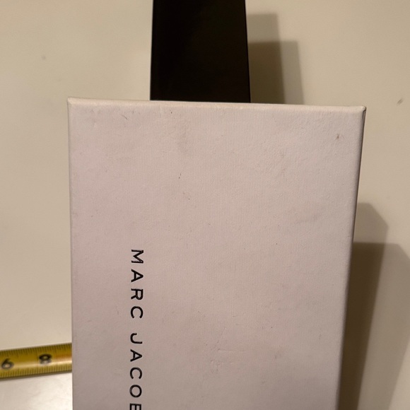 Marc Jacobs White Rectangular Box - Picture 8 of 8